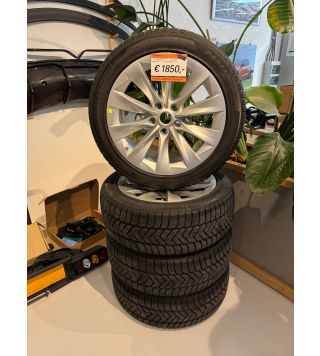 Model S 19" Silver OEM TESLA Winterwielenset met Pirelli winterbanden