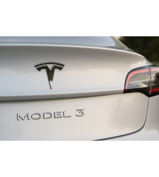 Model 3 - T - Logo achterklep 