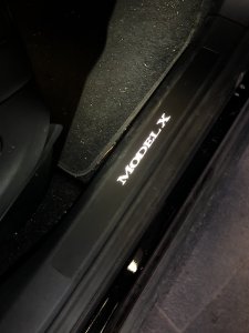 illuminated door sills Tesla Model X instructiefoto 15 | tesland.com