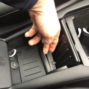 Om de oplader in de center console aan te sluiten 1 | tesland.com