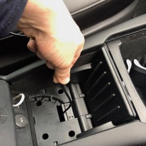 Om de oplader in de center console aan te sluiten 2 | tesland.com