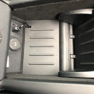 Om de oplader in de center console aan te sluiten 3 | tesland.com