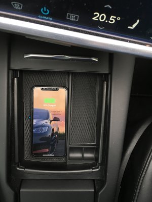 Om de oplader in de center console aan te sluiten 5 | tesland.com